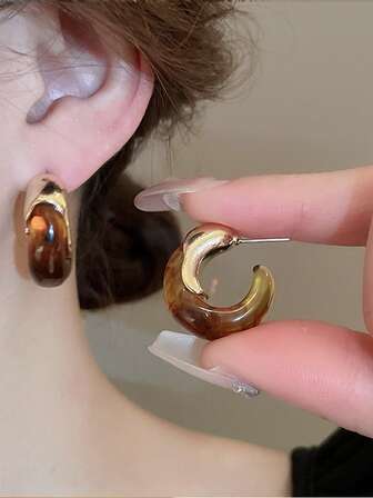 1对极简树脂C形几何耳环，时尚复古小众高端女士耳环