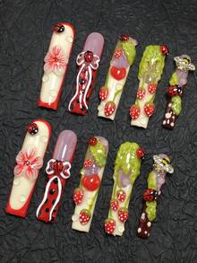 这是一套10片装的手工棺材形美甲贴片，属于充满奇思妙想的田园风3D雕刻美甲系列。底色以浅粉色为主，搭配鲜艳的红色和绿色。图案融入了瓢虫、草莓、鲜花和蜜蜂等田园元素。 - 彩色 - 查看 4