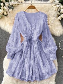 女士粉紫色碎花雪纺连衣裙，深V领+收腰设计，轻盈飘逸，泡泡袖更添温柔优雅，适合情人节约会、音乐会、休闲外出和朋友聚会。浪漫甜美的元素，轻松展现柔美妩媚的气质，适合多种场合。 - 淡紫色 - 查看 1