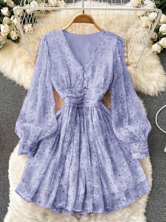 Vestido de gasa con estampado floral rosa y morado para mujer, diseño de cuello en V profundo y cintura ceñida para ligereza, mangas abullonadas que acentúan la elegancia suave, adecuado para citas de San Valentín, conciertos, salidas casuales y reuniones con amigos. Elementos románticos y dulces que capturan fácilmente vibraciones suaves y femeninas para múltiples ocasiones