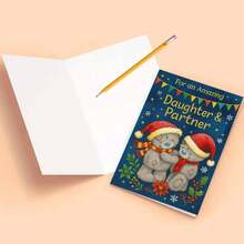 1 بطاقة تهنئة دب الدب الساحرة مع مغلف (11 سم * 16 سم و 4.33 بوصة * 6.29 بوصة) - "تمنيات عيد الميلاد لابنتك وشريكك" تصميم، مشهد احتفالي مع قبعات سانتا وأوراق الزيتون، مثالية للعائلة والأحباء، مثالية لاحتفالات عيد الميلاد ورأس السنة، بطاقة تهنئة عيد الميلاد|بطاقة دب عيد الميلاد|بطاقة تهنئة ورقية