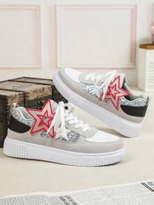 Giày thể thao nữ đế bằng màu xám bạc cổ điển, thiết kế phối màu tương phản, đế mềm, phù hợp cho mọi mùa, phần trên bằng da được trang trí bằng sequin bạc. Giày tennis nữ với họa tiết ngôi sao đỏ có thể tháo rời, thích hợp để mang trong dịp Giáng sinh, đế EVA thoải mái, giày nữ ngoài trời thời trang, lựa chọn quà tặng Giáng sinh và Năm mới hoàn hảo, cũng thích hợp làm giày đôi cho các cặp đôi trong dịp đón năm mới. - Sao đỏ xám bạc - Xem 6