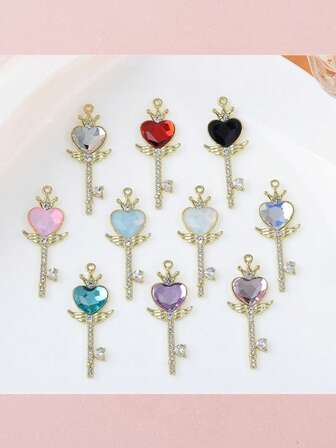 5个心形水钻翅膀钥匙扣吊坠，合金材质，可作项链、耳环、手机挂饰等，适合女性日常佩戴