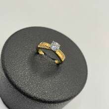 KYQ Anillo solitario trenzado con diamantes de imitacion de acero inoxidable. - Amarillo Oro - Ver 1