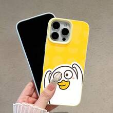 La funda para teléfono con diseño de pato alegre le da un toque divertido a tu  y a los modelos  17,  16 Pro Max,  15 Pro Max,  13 y  12. Su durabilidad está garantizada gracias al material TPU resistente a los golpes, que ofrece protección contra caídas e impactos. Es un regalo ideal para familiares y amigos o para cualquier ocasión especial. - Amarillo - Ver 4