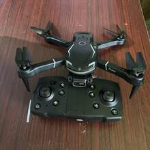 CASRRA V88高清双摄像头遥控无人机，操作简便，一键起飞/降落，配备光流悬停功能。这款遥控四轴飞行器可以实时传输高清图像并拍摄视频。