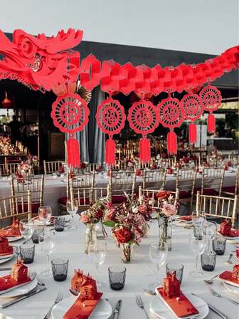 新年龙形装饰横幅，带悬挂饰品，1.7米新年龙形天花板装饰，3D红色龙形花环，场景装饰道具，派对背景，适用于农历新年、节日派对装饰、中国新年装饰、派对礼物、派对用品，室内外均可使用，无需用电，适用于商店、餐厅、派对、家庭、唐人街等场所。