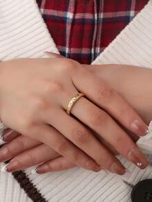 Charm-In 母亲节礼物：金色三角形雕刻立方氧化锆戒指（女士款） - 金色 - 查看 4