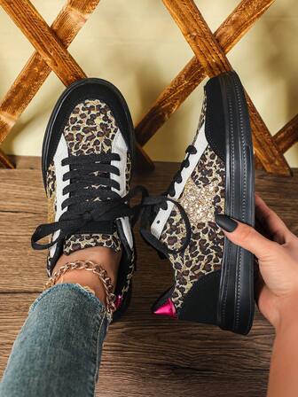 Tênis Casuais de Cano Baixo Estilosos e da Moda para Mulheres com Estampa de Onça e Design Colorblock. Confortáveis, Duráveis e Versáteis com Detalhes de Estrelas Glitter Douradas, Sola Plana de EVA, Adequados para Uso Diário e Caminhada. Tênis de Skate Unissex para Casais, Usáveis em Todas as Estações, Perfeitos para Presentes de Feriado.