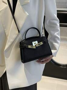 Chiếc túi xách nữ bằng da màu trơn này có thiết kế khóa xoay in họa tiết da báo, với một quai xách phía trên và một dây đeo vai có thể điều chỉnh, phù hợp cho phụ nữ đi làm, đi chơi, hẹn hò, mua sắm và các dịp khác. Nó cũng có thể được dùng làm quà Giáng sinh hoặc túi du lịch dịp Giáng sinh. - màu đen - Xem 4