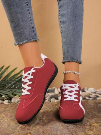 Dam nya röda geometriska mönster färgblock lapptäcke sporttyg snörning casual sneakers, lämpliga för utomhus, helgdag, campus, vår/sommar/höst/vinter