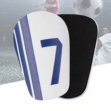 1双蓝白相间7号足球护腿板，舒适贴合，独特尺寸设计，适合足球或其他运动