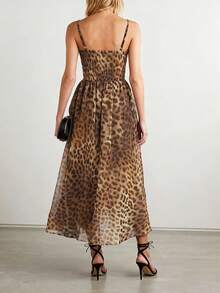 Vestido de fiesta elegante de mujer con estampado de leopardo en corte evasé