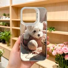 Cubierta de teléfono con diseño de perro blanco en suéter rosa y ovillo de lana color crema para iPhone con corte para cámara triple negro estilo CASETTO para uso diario en floristerías y salidas casuales Aplicable a los teléfonos de la serie Apple y Galaxy - Blanco - Ver 5