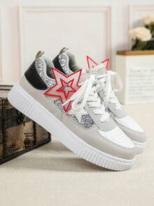 Giày thể thao nữ đế bằng màu xám bạc cổ điển, thiết kế phối màu tương phản, đế mềm, phù hợp cho mọi mùa, phần trên bằng da được trang trí bằng sequin bạc. Giày tennis nữ với họa tiết ngôi sao đỏ có thể tháo rời, thích hợp để mang trong dịp Giáng sinh, đế EVA thoải mái, giày nữ ngoài trời thời trang, lựa chọn quà tặng Giáng sinh và Năm mới hoàn hảo, cũng thích hợp làm giày đôi cho các cặp đôi trong dịp đón năm mới. - Sao đỏ xám bạc - Xem 5