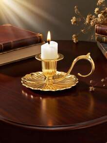 1个优雅复古锌合金烛台，双色金银，圆柱形烛身，带弧形防滑手柄，压花花卉图案，光滑哑光表面，坚固的锌合金结构，耐热易握设计，稳定的蜡烛支撑防止倾倒，点燃时散发温暖的金属光泽，适用于圣诞晚餐、家庭聚会、秋季露营、节日礼物等场合，兼具复古优雅和实用功能。