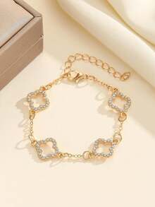 这款极简幸运四叶草手链是一款法式风格的甜美奢华镂空四叶花手链，适合日常佩戴、度假和约会场合，也是一份令人惊喜的精致小礼物。 - 四葉草手鍊 - 查看 4