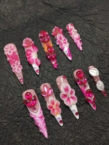 This Is A 10-Piece Set Of Handcrafted Stiletto-Shaped Press-On Nails-Fully Handmade 3D Carved Nail Art Pieces. The Primary Color Palette Features High-Saturation Shades Like Pink And Rose Red, Layered With White And Light Pink For Gradient Transitions. Decorations Include 3D Flowers (With Gradient-Blended Petals), Red Rhinestones, Pearls - 彩色 - 查看 3