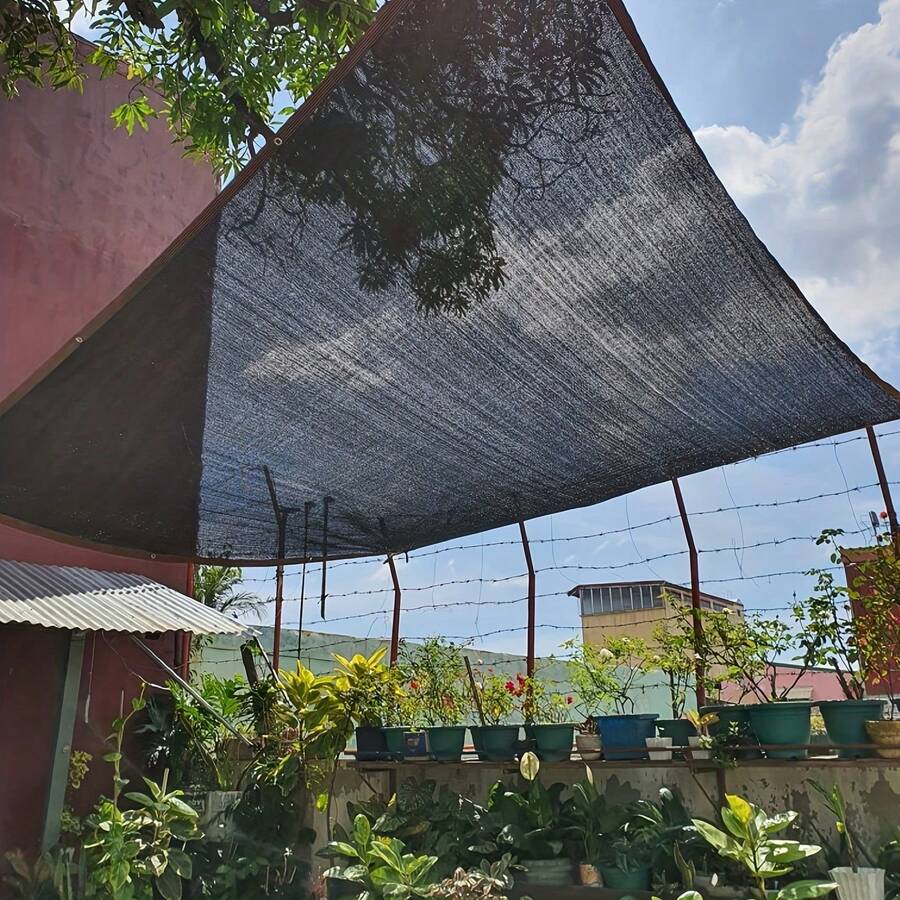 The Outdoor Multifunctional Sunshade Net Is Made Of High-Density Polyethylene Material. It Achieves A Balance Between Shading And Ventilation Through Special Weaving, And The Reinforced Eyelet Design Ensures Firm And Reliable Installation. - màu đen - Xem 1