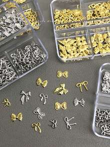 6格盒装金银日式迷你蝴蝶结金属铆钉美甲装饰小蝴蝶结配细金属水钻简约3D多功能美甲饰品Y2K金属美甲配件美甲沙龙艺术装饰美甲闪光金属钻石美甲宝石美甲用品美甲饰品假指甲装饰配件 - 彩色 - 查看 2