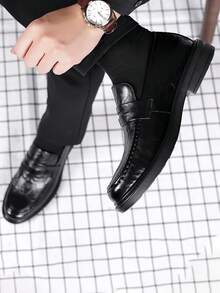 Zapatos formales de piel suave de primera calidad para hombre, con puntera redondeada, cómodos y transpirables, con forro. Zapatos sin cordones con suela antideslizante. Mocasines para hombre para todas las estaciones, adecuados para ir al trabajo, reuniones sociales y jugar al golf. - Negro - Ver 5