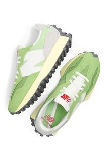 穿上 New Balance 327 黑白男女通用运动鞋，尺码 US4-US13，尽享百变风情。全新带原装吊牌和包装，这款运动鞋采用时尚低帮设计，鞋面选用优质麂皮，触感柔软，经久耐穿。标准宽度和经典系带设计确保穿着稳固舒适。327 专为交叉训练、跑步、慢跑、步行、休闲穿着和街头风格而设计，轻盈舒适，灵活可靠，并传承经典美学。醒目的黑白配色轻松搭配任何服饰，是日常活动、通勤、旅行、健身或下班后休闲的理想之选。 - 細香蔥/酪梨 - 查看 5