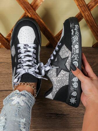 Klassische schwarze Lederschuhe mit silbernem Glitzer-Patchwork, Damen Sneaker mit Schnürung, bequem und langanhaltend, flache Schuhe mit einzigartigem Kürbis- und Spinnen-Graffiti-Profil. Geeignet für tägliche Ausflüge, Pendeln, Partyauftritte, Lässig drinnen und Outdoor, Skateboarding, perfekt für Jahresend-Feiern, Feiertage und als Geschenk.