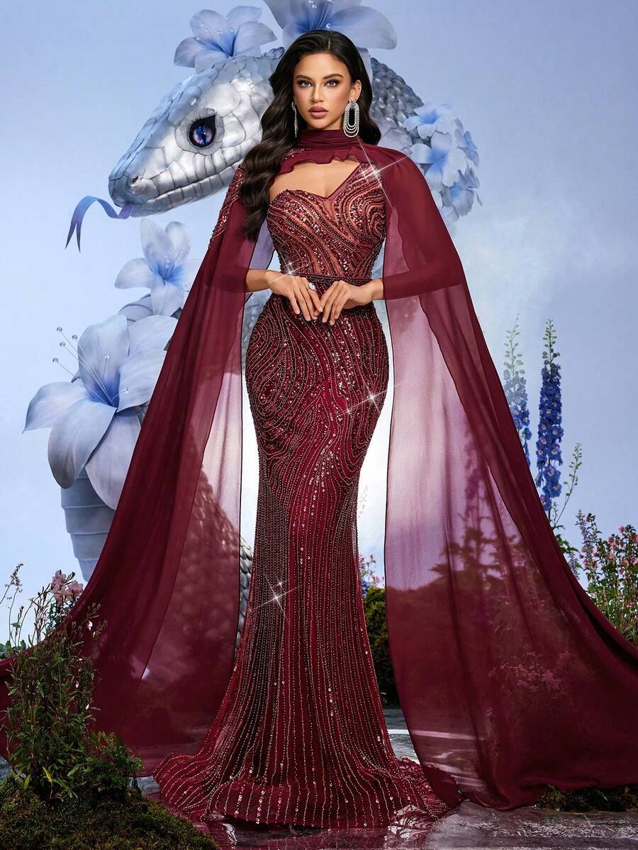 女士长款派对礼服，尽显女王般的优雅气质，采用立领披肩袖、喇叭形下摆、露背设计，并饰以对比鲜明的网纱和亮片饰边。