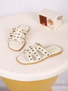 一双女童凉鞋，新款蝴蝶结公主鞋，松紧带设计，软底休闲女童沙滩鞋，适合夏季穿着。