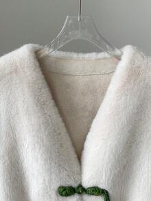 This 2026 Autumn/Winter Thick V-Neck Cardigan Features A Padded Frilly Design With Pockets. The Long-Sleeved, Short Tang-Style Jacket Is Simple, Stylish, And Warm. A Versatile Outerwear Piece, It Exudes Sophistication And Is Easy To Style. The Unique Design Includes Delicate Tassels And Chinese Knot Buttons. It's A Perfect Gift For Mothers, A Stylish Outerwear Choice, And A High-Quality Outerwear Option Suitable For Holidays, Everyday Wear, Casual Occasions, And Any Other Occasion. - Màu be - Xem 6