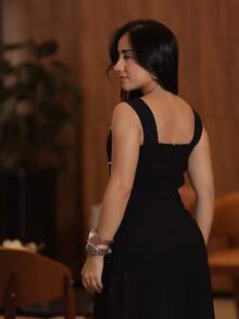 Vestido Mídi Corte em A com Decote Redondo com Barra Fenda e Costura Aparente Moda Casual e Evangélica - Preto - Visão 6