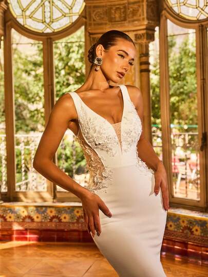 Faeriesty Elegant Sleeveless Wedding Dress, Deep V-Neck Design, Delicate Floral Appliques, Fitted Bodice Accentuates Waistline, Mermaid Skirt, Perfect For Church Ceremonies And Outdoor Garden Weddings.