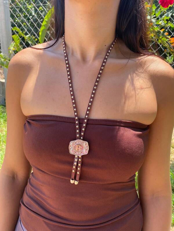 Colar Gravatinha Country fivela personalizada letra bolinhas douradas