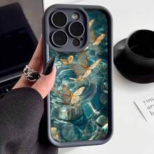 Cubierta de teléfono con borde negro diseño de mariposas doradas sobre agua cristalina para iPhone 14 Pro Max protector elegante y resistente ideal para uso diario y ocasiones especiales - Café integral - Ver 3