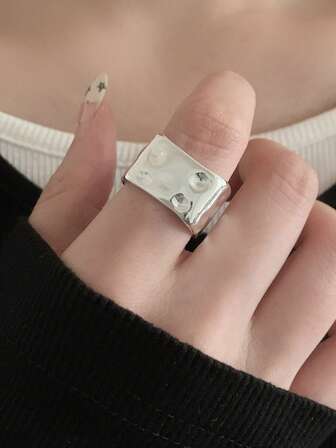 1pc Stylish Geometric Wide-Banded Pleated Ring, Unisex Design Suitable For Everyday Wear
