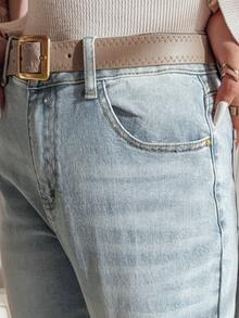 Questi jeans da donna a vita alta presentano un design invecchiato, una lunghezza classica corta, una vestibilità elastica, tasche decorative e un taglio comodo, che li rendono perfetti per l'uso quotidiano in città. - celeste - Visualizzare 4