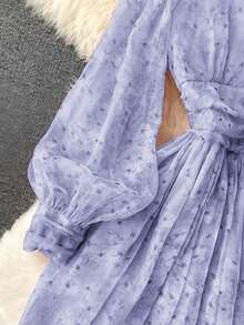 女士粉紫色碎花雪纺连衣裙，深V领+收腰设计，轻盈飘逸，泡泡袖更添温柔优雅，适合情人节约会、音乐会、休闲外出和朋友聚会。浪漫甜美的元素，轻松展现柔美妩媚的气质，适合多种场合。 - 淡紫色 - 查看 5