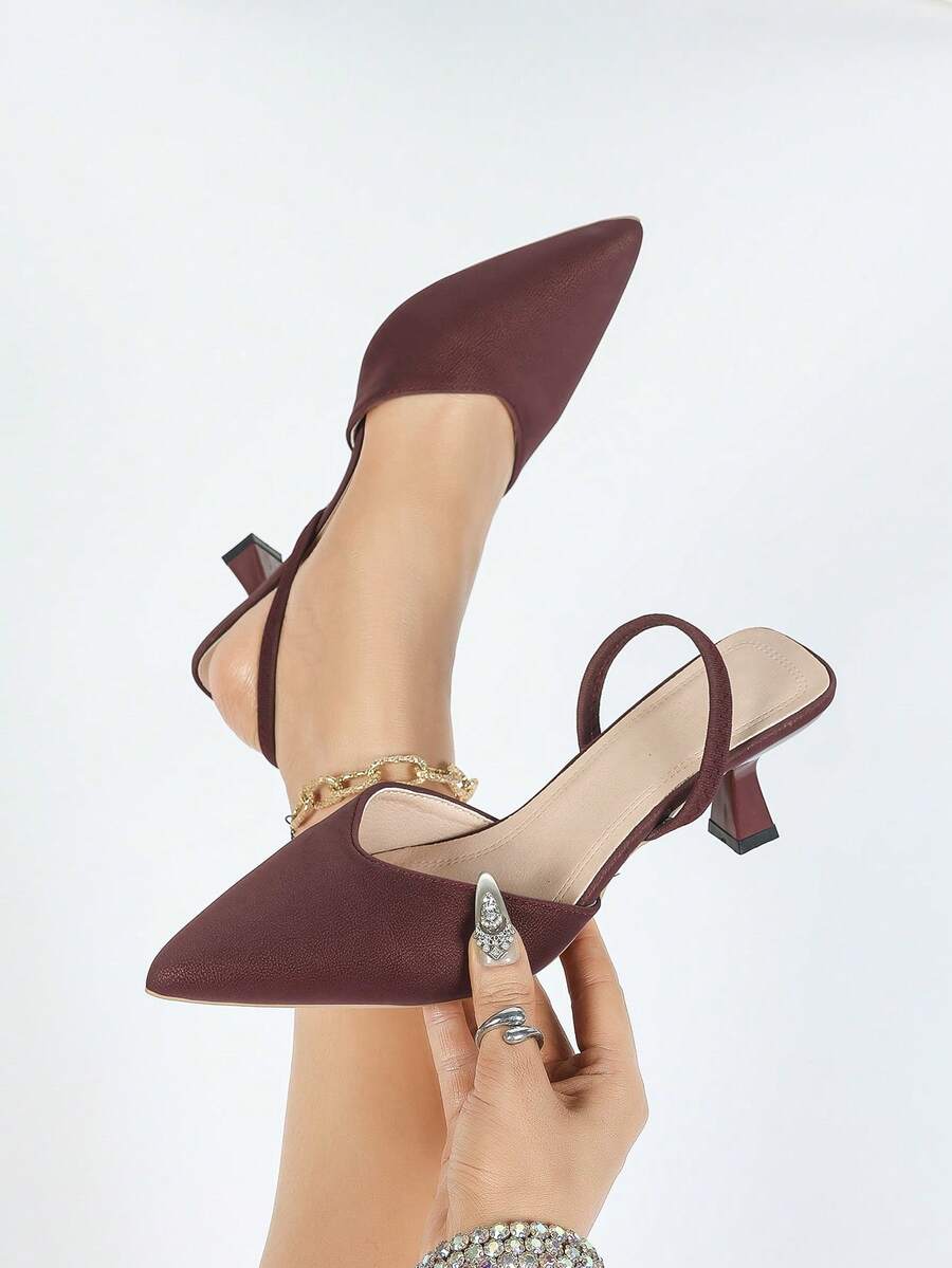 Giày sandal đế thấp mũi nhọn cổ điển, phù hợp để đi làm, mặc thường ngày và dạo phố; Giày sandal họa tiết hoa màu nâu, khóa kim loại màu đen; Giày sandal cao gót mũi nhọn cổ thấp màu hồng ngọt ngào, thời trang cho nữ