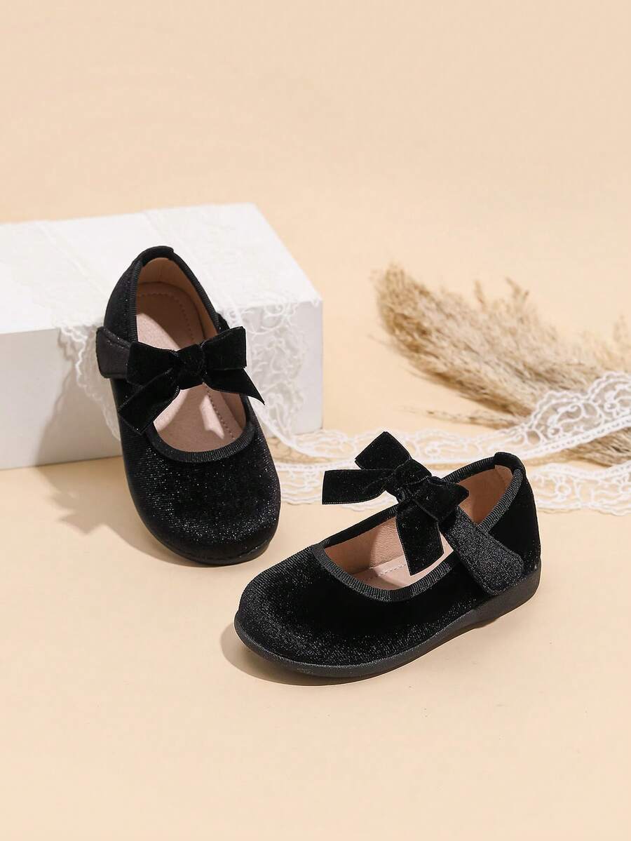 Beautiful Velvet Bow Daily Wear Baby Girl Shoes, Suitable For Autumn/Winter - Black - View 1