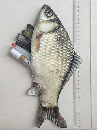 1 pieza Estuche de lápiz con forma realista de pez koi - Portaestuche de poliéster duradero con escamas y aletas, organizador escolar y de oficina lindo - Regalo con tema de peces para (Halloween, Navidad) - Compatible con bolígrafos