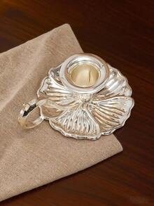 1个优雅复古锌合金烛台，双色金银，圆柱形烛身，带弧形防滑手柄，压花花卉图案，光滑哑光表面，坚固的锌合金结构，耐热易握设计，稳定的蜡烛支撑防止倾倒，点燃时散发温暖的金属光泽，适用于圣诞晚餐、家庭聚会、秋季露营、节日礼物等场合，兼具复古优雅和实用功能。