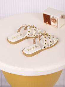 一双女童凉鞋，新款蝴蝶结公主鞋，松紧带设计，软底休闲女童沙滩鞋，适合夏季穿着。