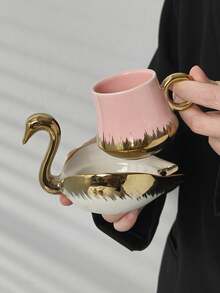 1 set Juego de taza y platillo de té con forma de animal dorado - Diseño elegante de camello y cisne, vajilla de té de cerámica de lujo con acentos metálicos, perfecto para decoración del hogar única y regalo para entusiastas del té