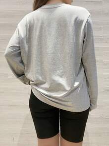 Camiseta de manga larga con hombros caídos de color liso negro para mujer de talla grande, con sensación de relajación y pereza para uso diario en otoño e invierno - Gris Claro - Ver 4