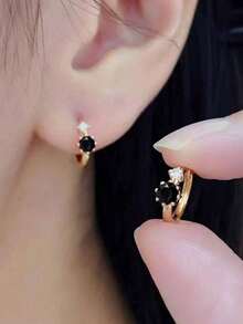 2 chiếc khuyên tai tròn nhỏ tinh tế đính đá Cubic Zirconia sáng bóng cổ điển, thích hợp cho đám cưới và sử dụng hàng ngày của phụ nữ, khuyên tai đinh tán nhỏ, món quà tuyệt vời cho bạn gái vào ngày lễ tình nhân hoặc sinh nhật - Kim cương đen - Xem 2