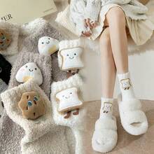 6/12 Pares De Calcetines De Coral Fleece Con Decoración De Muñeca 3D de dibujos de comida. Calcetines Gruesos De Invierno Para Mujer, Calcetines De Muñeca De Dibujos Animados Lindos Para Dormir, Calcetines de terciopelo para mujer, medias gruesas de felpa cálidas y cómodas para dormir, bonitos calcetines de suelo con dibujos animados, bonitas medias, Calcetines de lana de Coral para mujer, medias gruesas de terciopelo, cálidas, resistentes al frío, Color caramelo Kawaii, algodón, Navidad, Invierno - Blanco y Negro - Ver 9