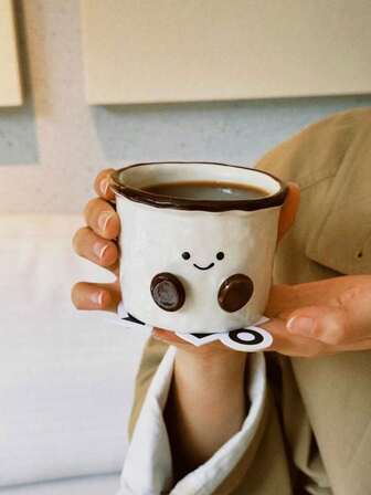 1个棕白笑脸图案陶瓷马克杯，可爱陶瓷杯，3D装饰，笑脸细节，适合盛装咖啡、饮料，可爱家居装饰，以及日常温馨场景。