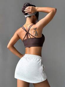 交叉露背吊带背心，丰胸运动文胸，凸显曲线，加厚衬垫和交叉肩带设计，提拉胸部，塑造纤细身形，为健身、瑜伽提供背部支撑。性感交叉露背运动上衣，加厚衬垫女士运动文胸