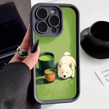 Cubierta de teléfono con borde negro y diseño verde con perro durmiendo junto a tazas de té matcha estilo ilustración para uso diario y regalo - Café integral - Ver 3