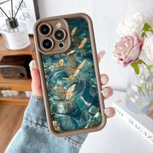 Cubierta de teléfono con borde negro diseño de mariposas doradas sobre agua cristalina para iPhone 14 Pro Max protector elegante y resistente ideal para uso diario y ocasiones especiales - Café integral - Ver 7